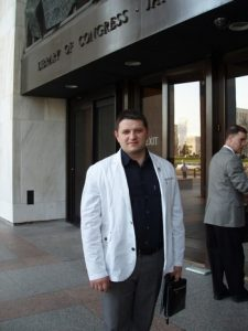 Адвокат Скрябин у здания Библиотеки Конгресса США