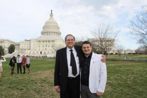 Адвокат Скрябин с Майклом Мессином у здания Капитолия США