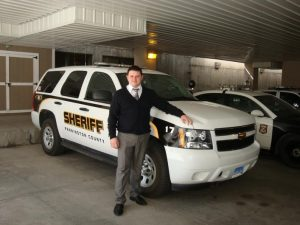 Адвокат Скрябин у полицейского автомобиля отела полиции города Репид-Сити