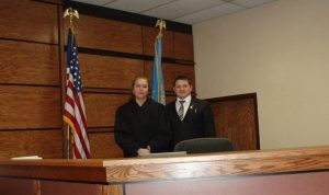 Адвокат Скрябин с судью в зале суда США