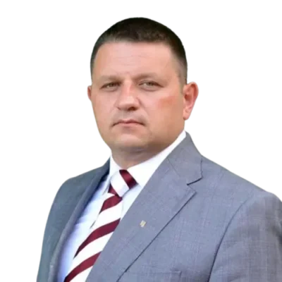 адвокат в Украине в деловом костюме предоставляет юридические услуги по семейному праву